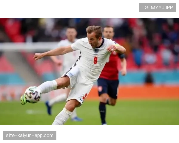 压制对手锋线，特里近期稳固防线更胜年轻后卫